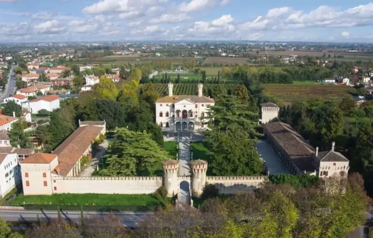 Vista dall'alto del castello di roncade