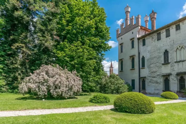 At Castello di Thiene, people play ‘like they used to’; on the weekend of 20 and 21 April there is the magical world of Alice