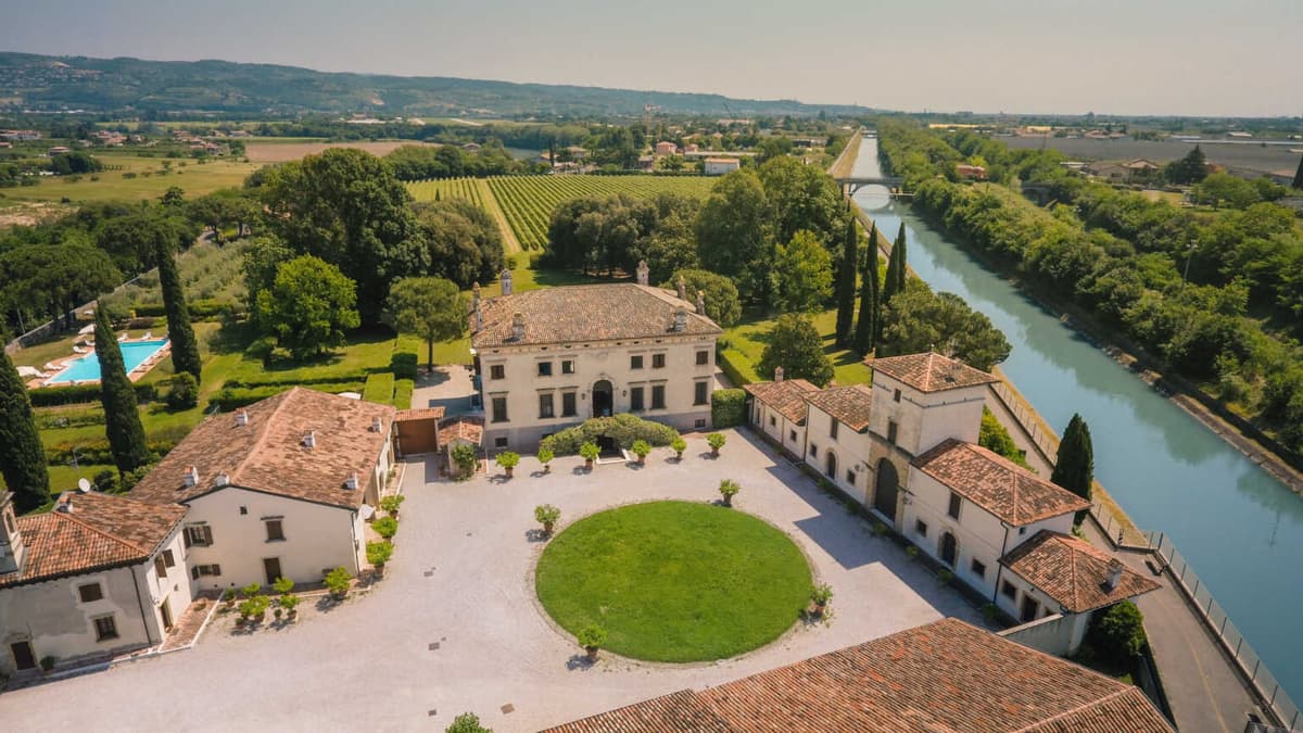 Vista aerea della Villa Sagramoso Sacchetti, un gioiello nel verde della provincia di Verona.